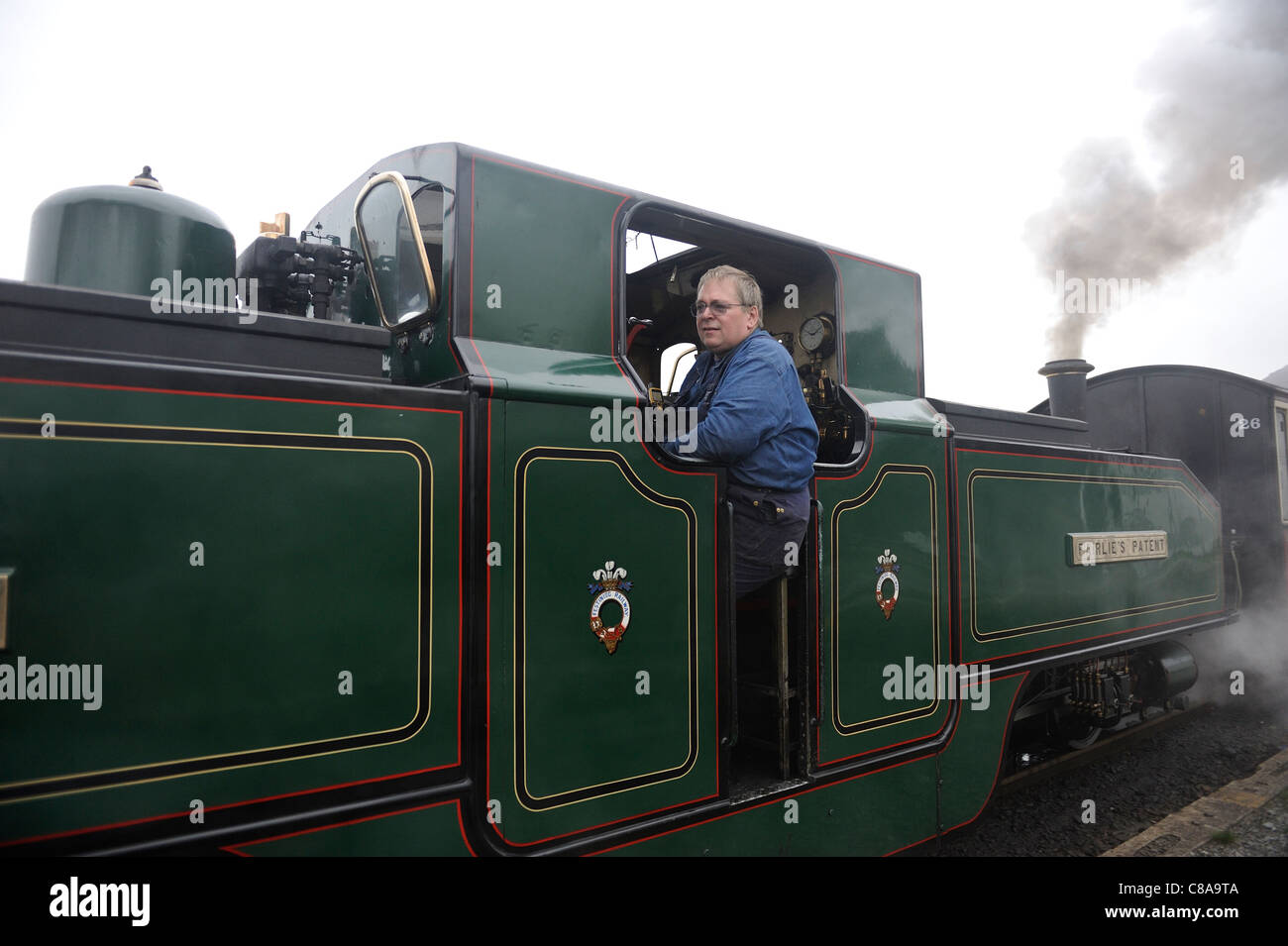 WELSH HIGHLAND RAILWAY MEIRIONNYDD Double Fairlie in partenza dalla stazione di porthmadog wales uk Foto Stock