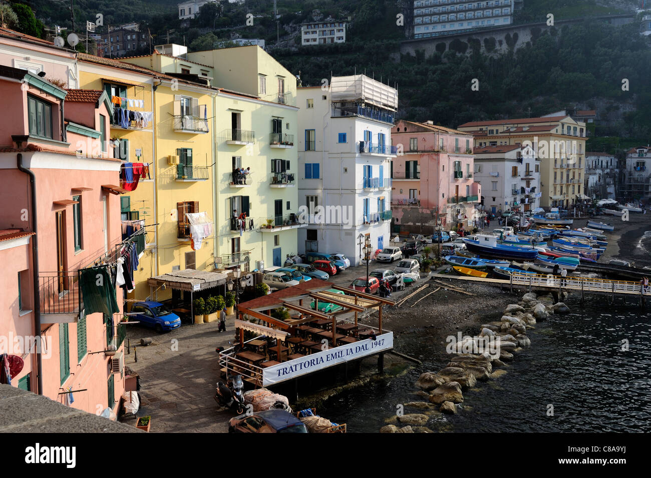 Marina Grande villaggio di pescatori è un mondo senza tempo con i suoi ritmi e le sue tradizioni. Minuscolo case colorate, la pesca tradizionale.. Foto Stock