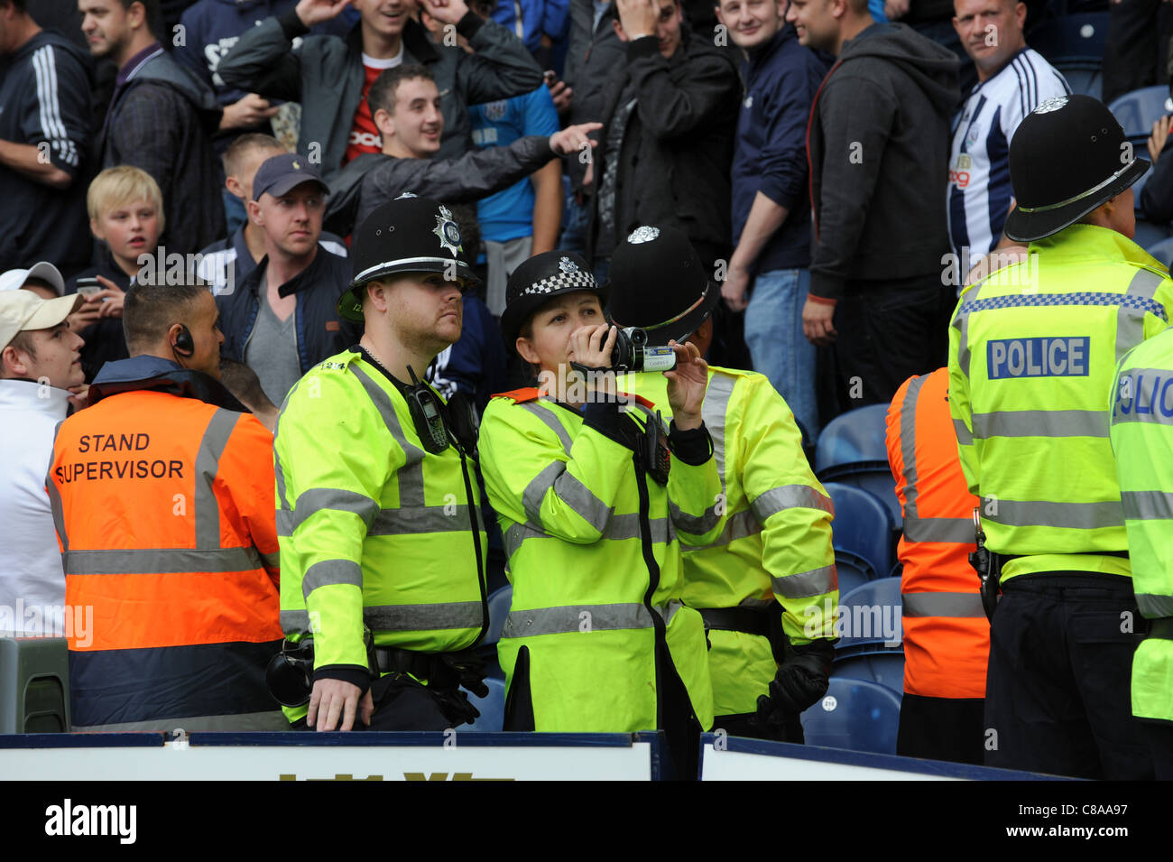 West Midlands ufficiali della polizia di filmare Folla di calcio a partita di calcio Regno Unito Foto Stock