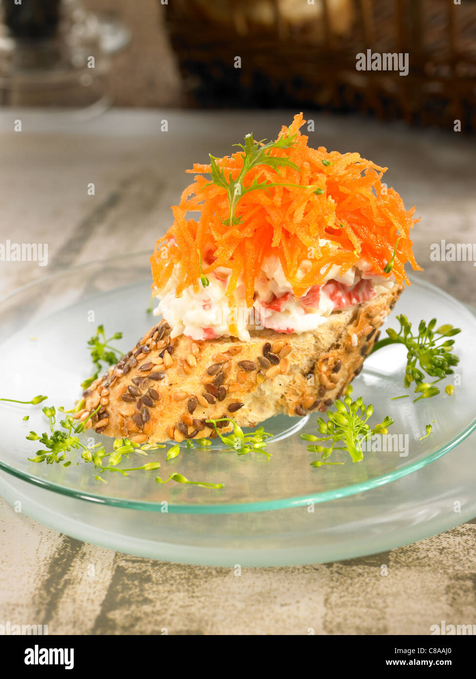 Granchio reale e carote grattugiate sandwich aperto Foto Stock