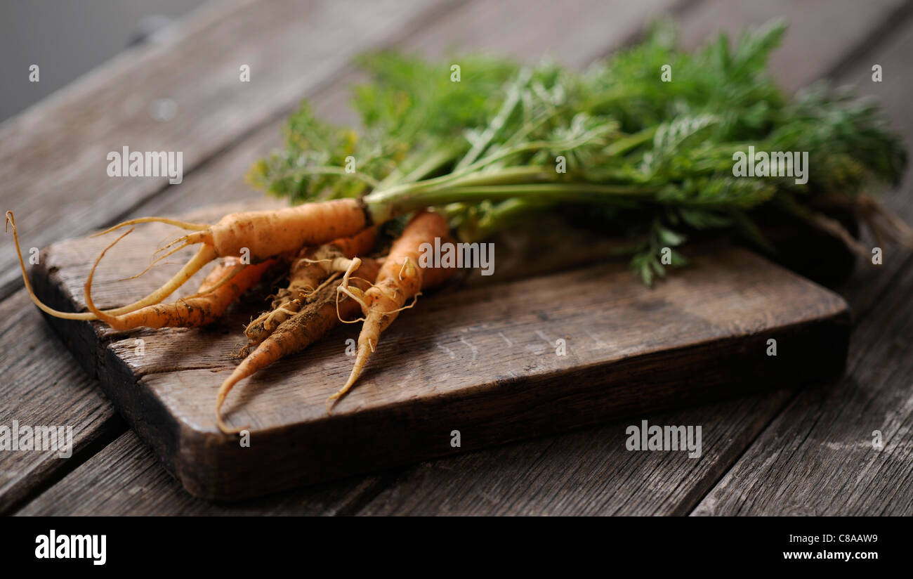 Mazzetto di carote su un tagliere Foto Stock