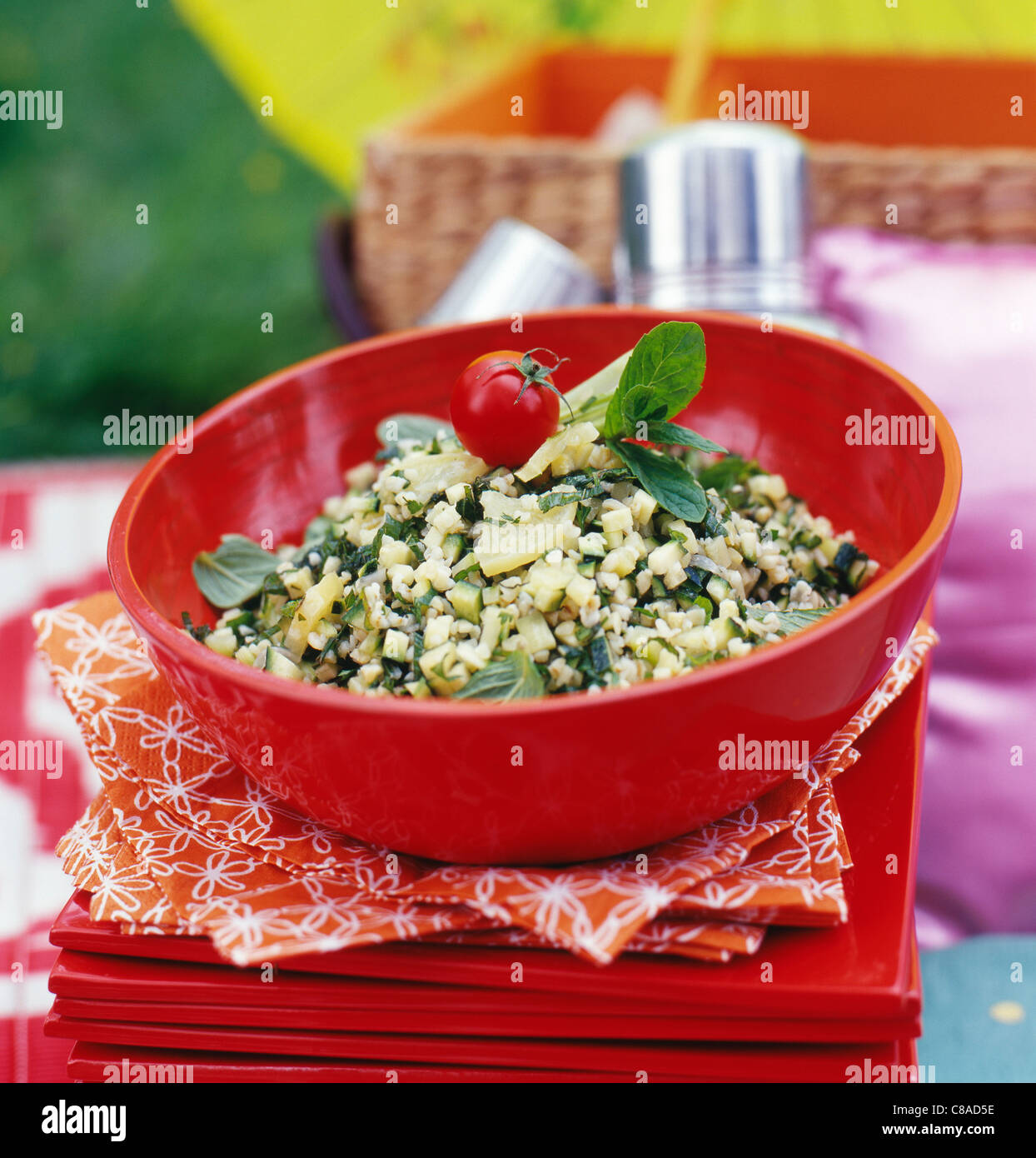 La zucchina e insalata di cereali Foto Stock