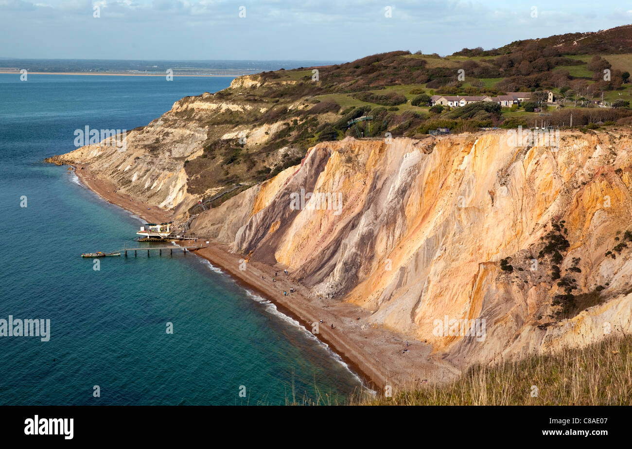 Allume Bay, Isola di Wight. Di interesse geologico e una attrazione turistica, la baia è nota per la sua multi-sabbia colorata scogliere. Foto Stock