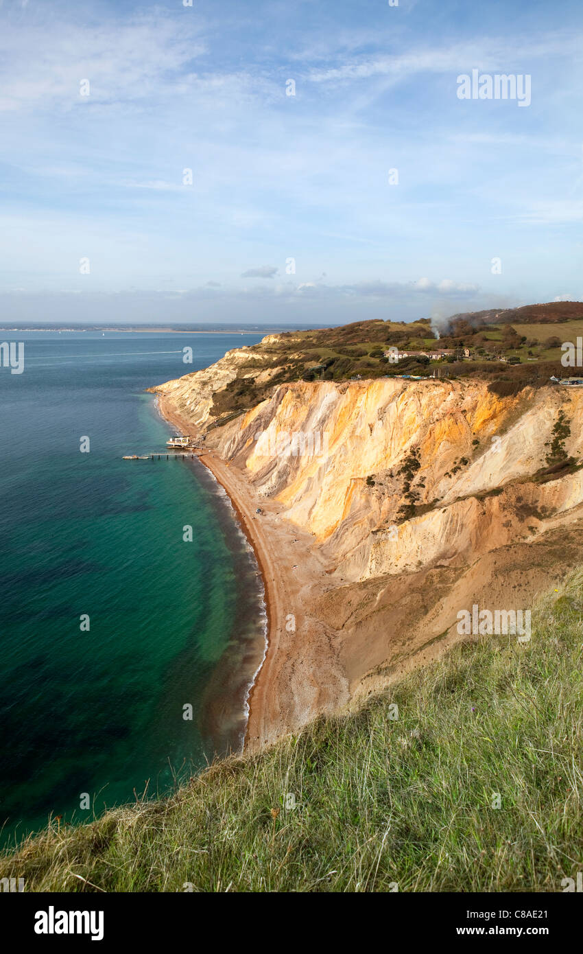 Allume Bay, Isola di Wight. Di interesse geologico e una attrazione turistica, la baia è nota per la sua multi-sabbia colorata scogliere. Foto Stock