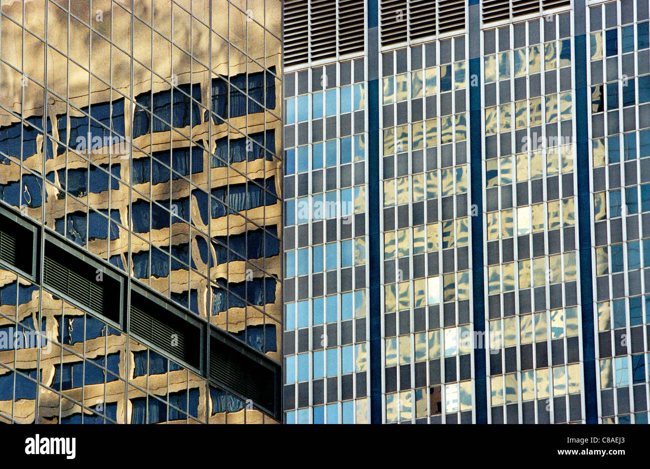 Abstract riflessioni in vari grattacieli a Denver, Colorado, Stati Uniti d'America, 10/11. Shot su Kodak 400NC film. Foto Stock