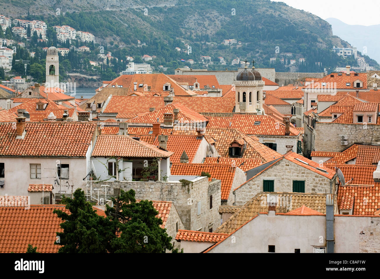 Rosso sui tetti della città e la chiesa dell'Assunzione della Vergine Maria Dubrovnik Croazia Foto Stock