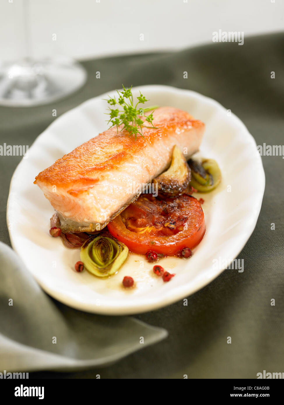 Filetto di salmone cucinato con vino bianco Foto Stock