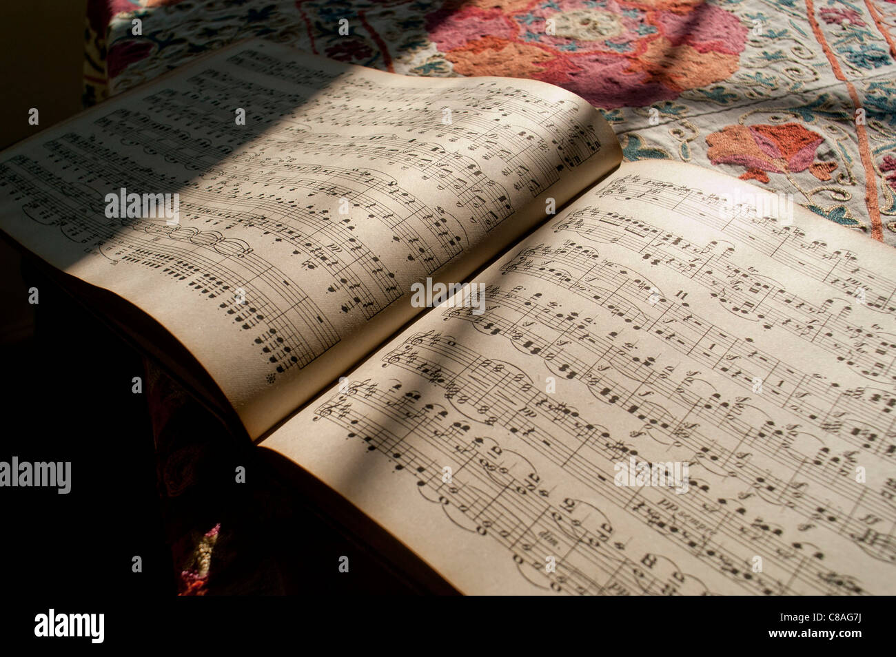 Aprire un libro di musica su un tavolo vestito Foto Stock