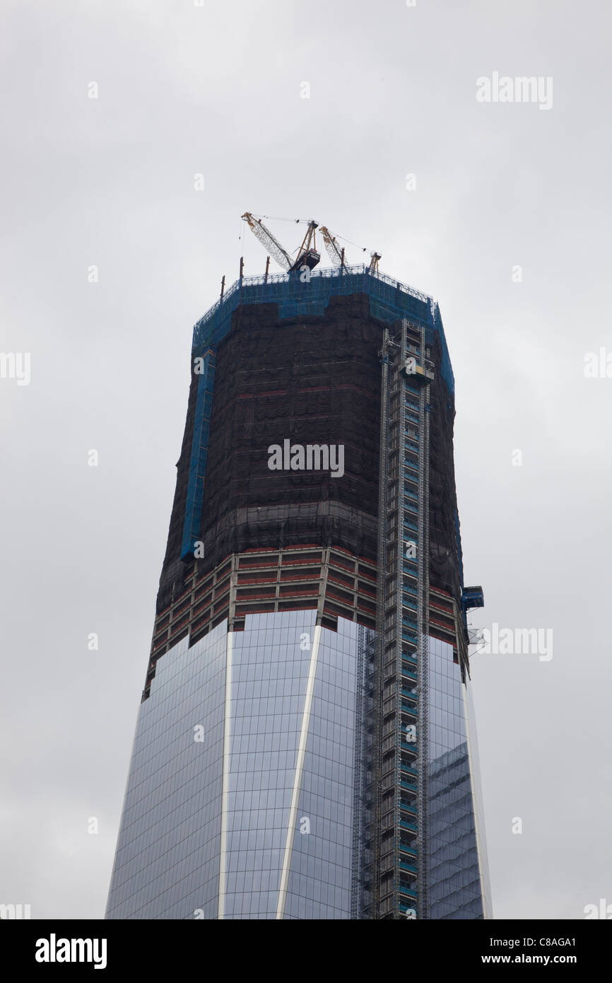 One World Trade Center (Freedom Tower) in costruzione nella parte inferiore di Manhattan a New York City. Foto Stock