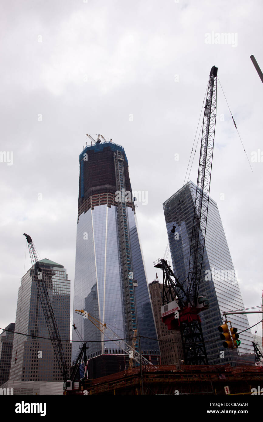 One World Trade Center (Freedom Tower) in costruzione nella parte inferiore di Manhattan a New York City. Foto Stock