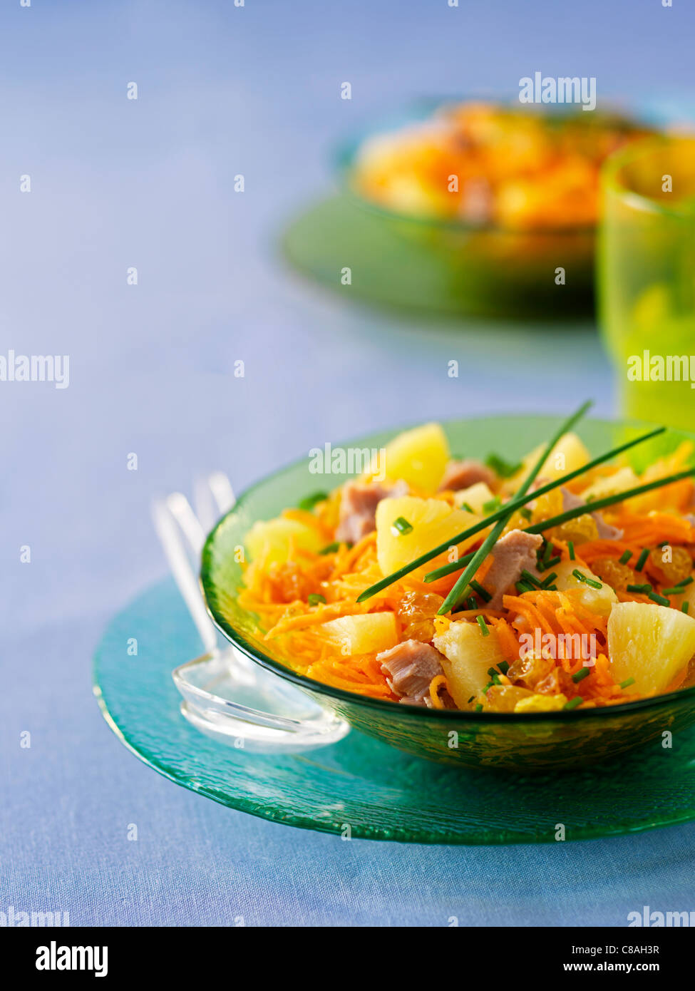 La carota,tonno e insalata di uva passa Foto Stock
