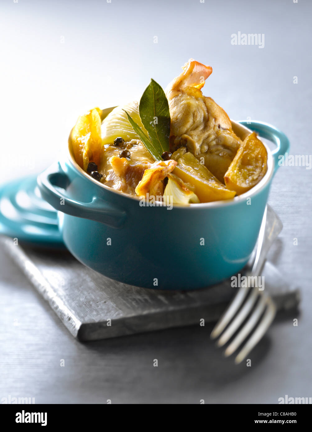 Casseruola di coniglio con confit di citrus,il finocchio e foglie di alloro Foto Stock