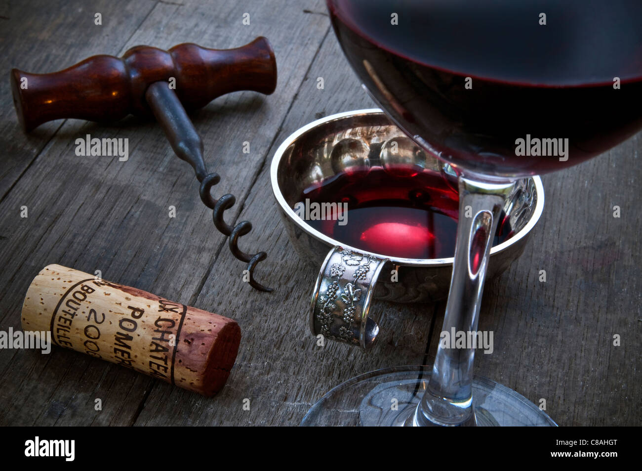 Tastevin sommelier degustazione cavatappi di sughero e tastevin d'argento tradizionale su barile cantina con bicchiere di vino rosso Francia Foto Stock