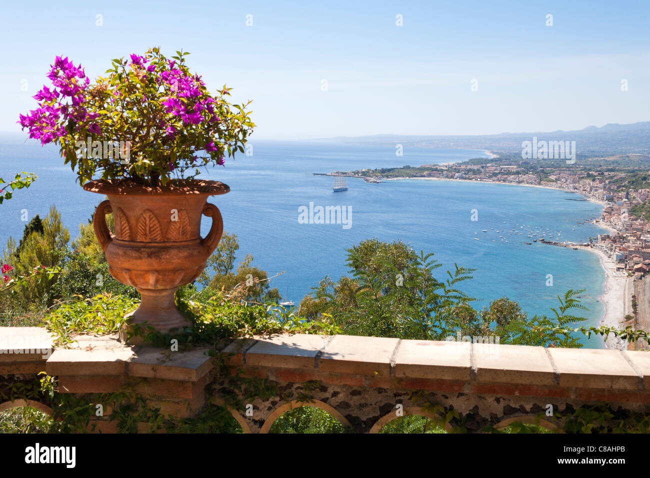 Vista dei Giardini Naxos e del Golfo di Naxos, da Taormina, Sicilia, Italia Foto Stock