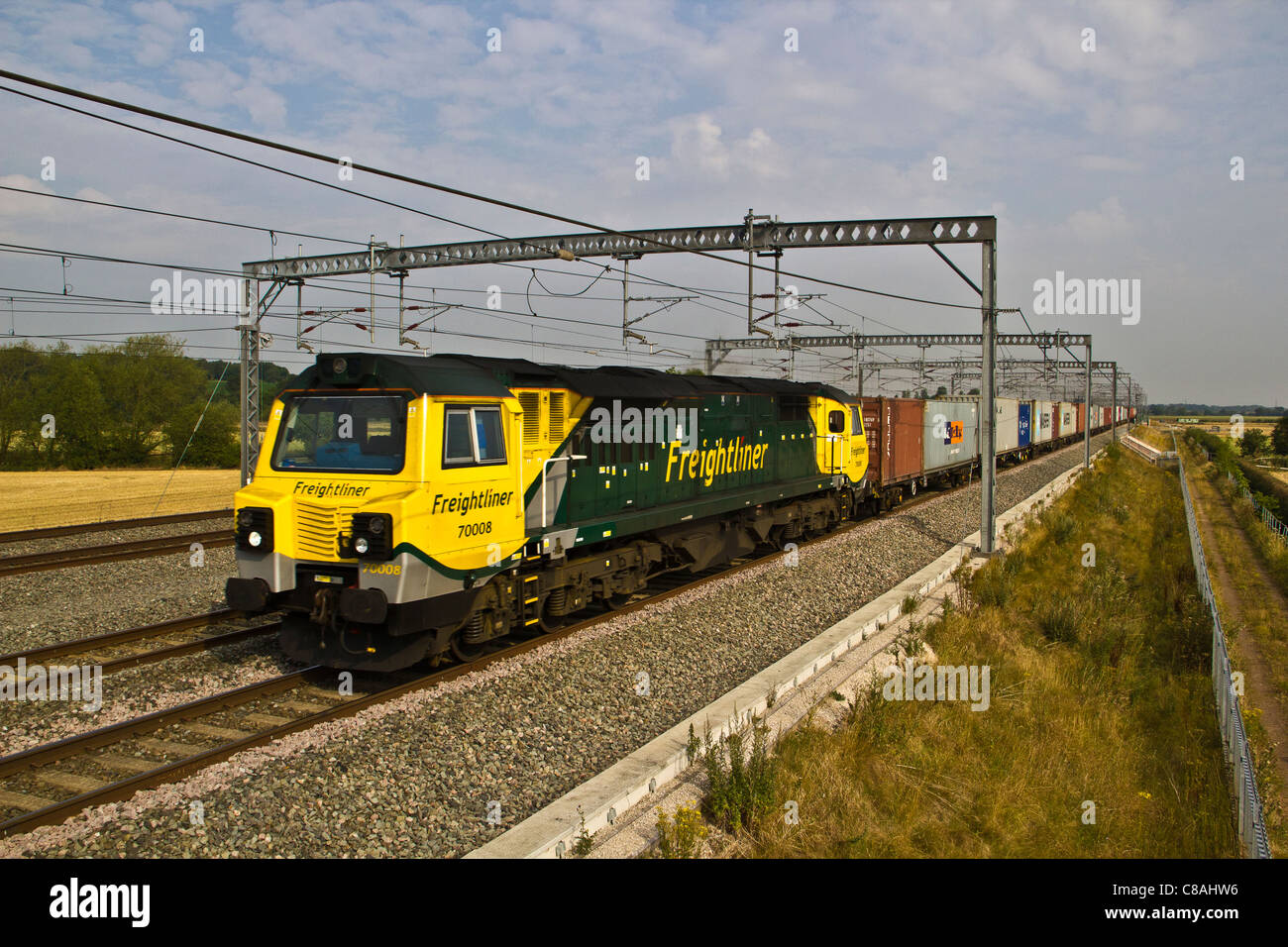 Freightliner classe intermodale 70 70008 passa Comberford, Tamworth, Staffordshire con un Manchester a Felixstowe intermodali di. Foto Stock