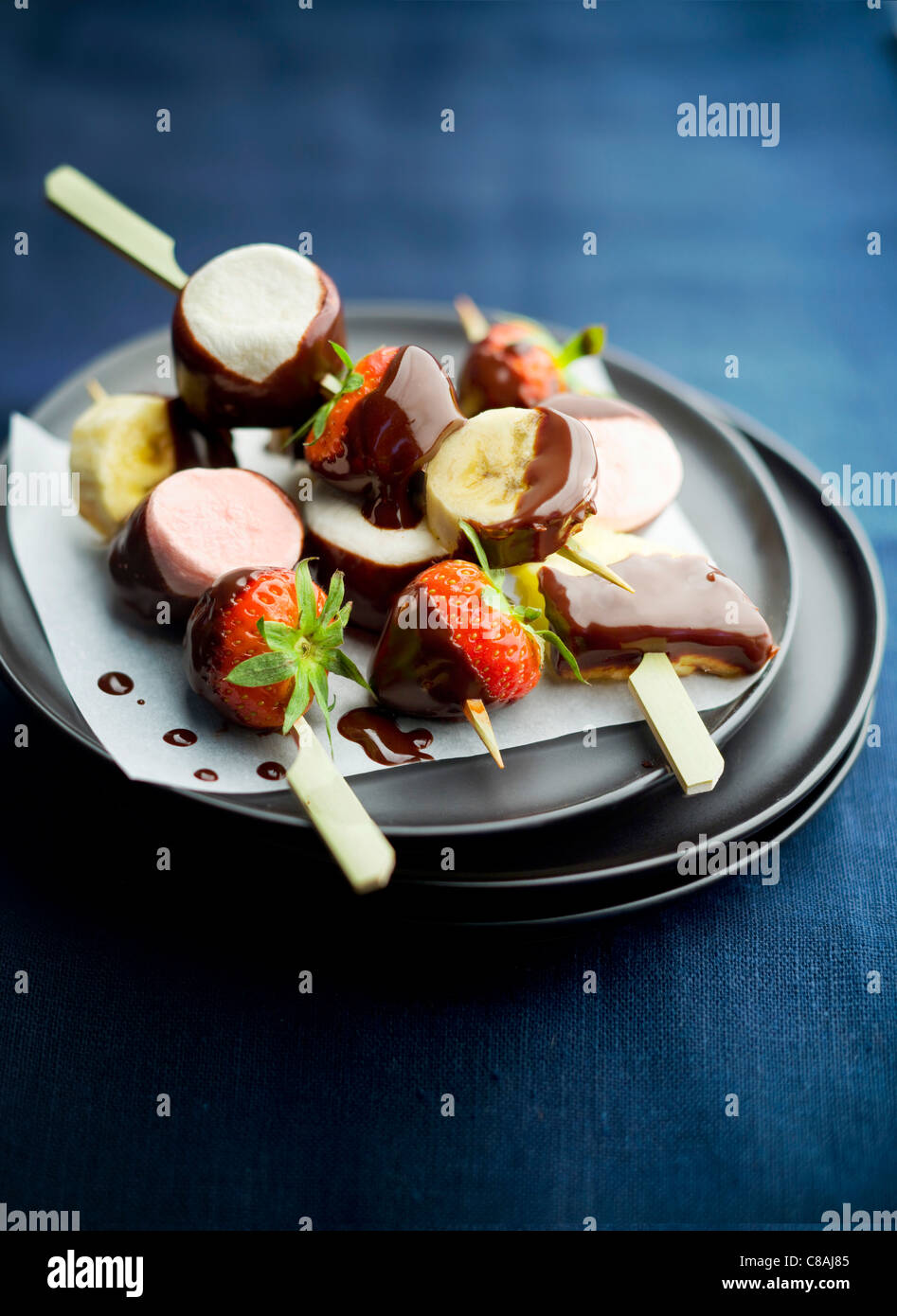 Brochettes di frutta con Fonduta di cioccolato Foto Stock