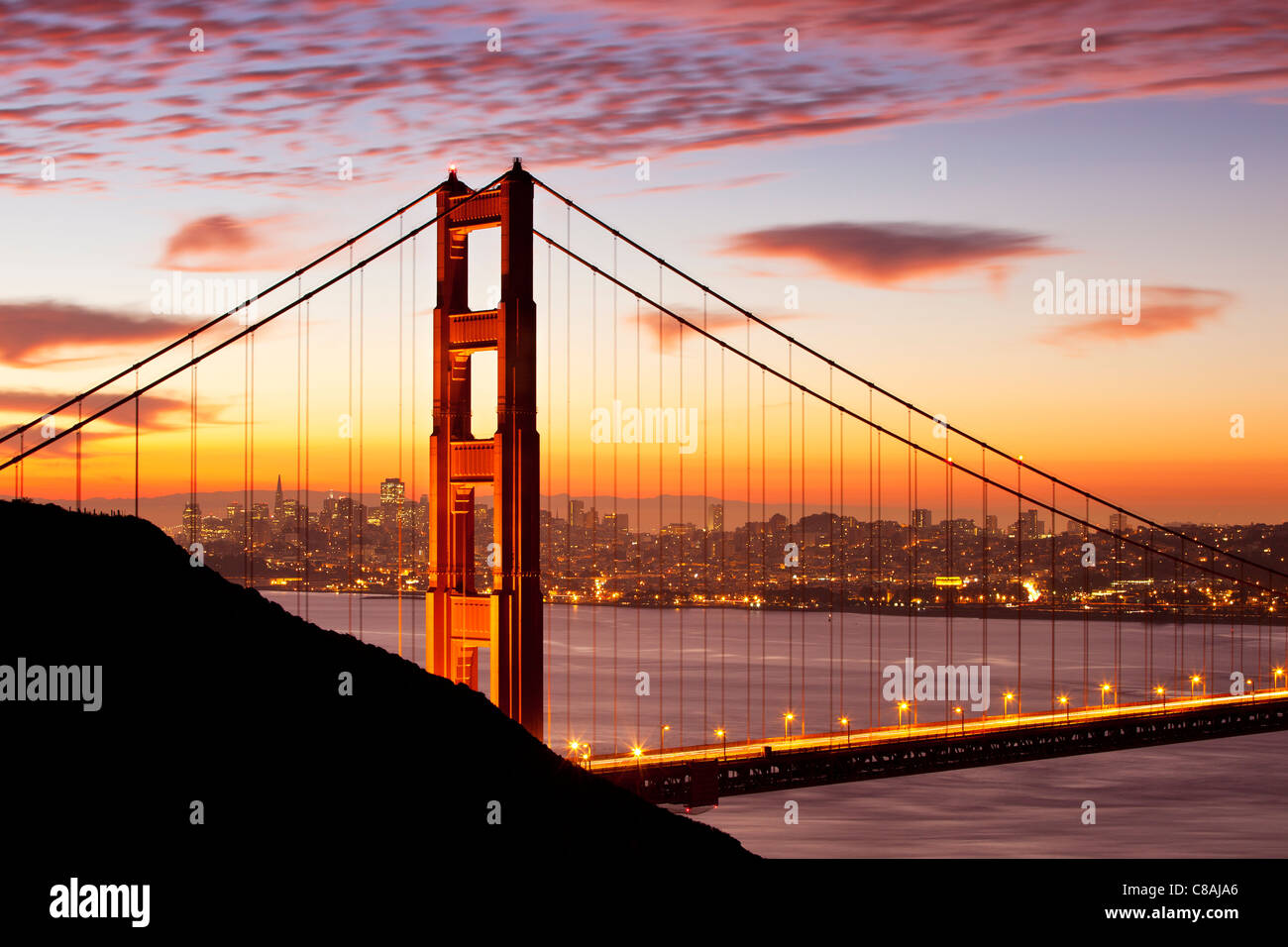 Appena prima dell'alba sopra il Golden Gate Bridge di San Francisco al di là, California USA Foto Stock