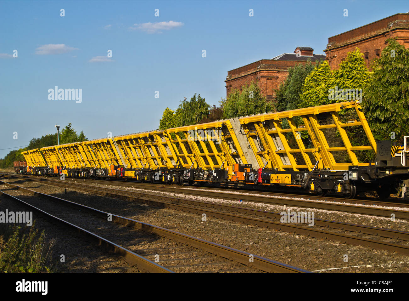 La guida della rete nuovo punto i vagoni sul treno di reparto passando i mulini di argilla vittoriana stazione di pompaggio, Burton Upon Trent. Foto Stock