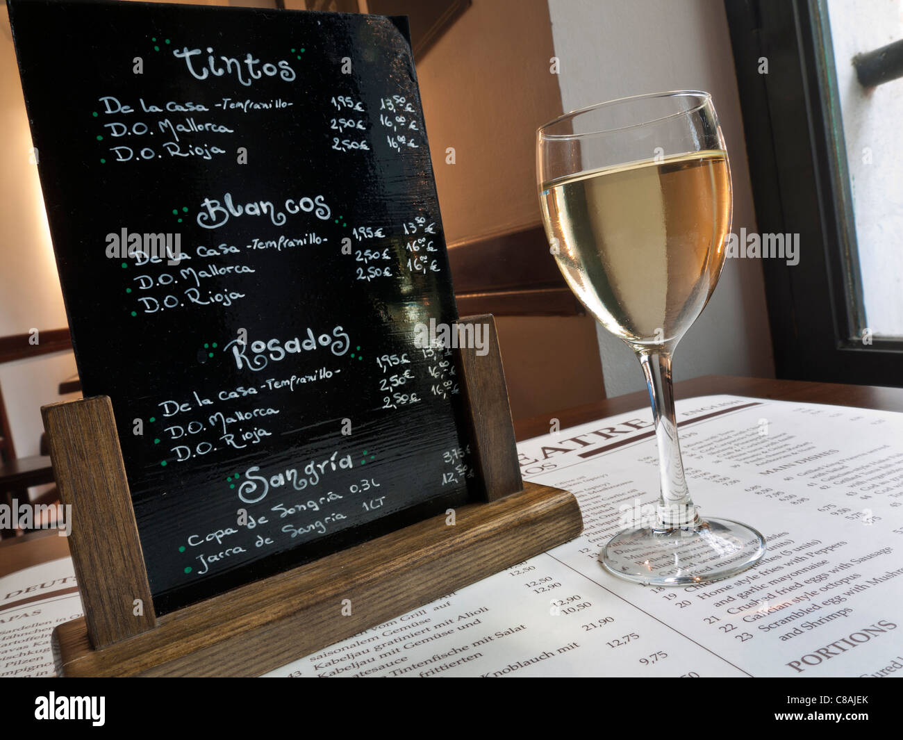 CARTA DEI VINI SPAGNOLA TAVOLO LAVAGNA bicchiere di vino bianco di Maiorca, menu di tapas del ristorante e carta dei vini spagnola sul tavolo, Palma di Maiorca, Spagna Foto Stock