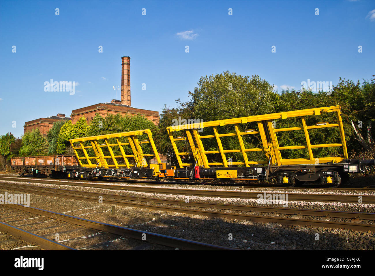 La guida della rete nuovo punto i vagoni sul treno di reparto passando i mulini di argilla vittoriana stazione di pompaggio, Burton Upon Trent. Foto Stock
