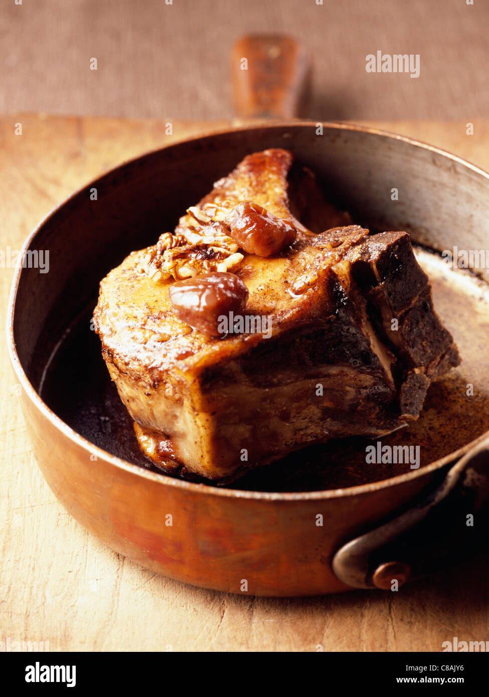 Carne di maiale spesse chop "Vieux-Garcon' con frutta secca Foto Stock