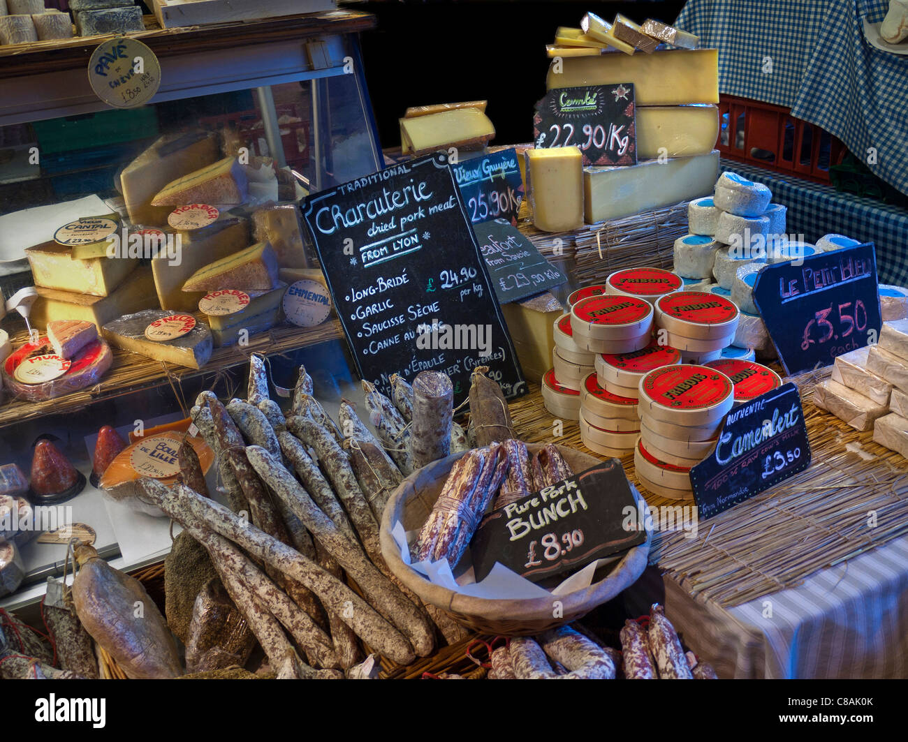 Francese autentica di formaggio e salumi stallo nella Borough Market London REGNO UNITO Foto Stock