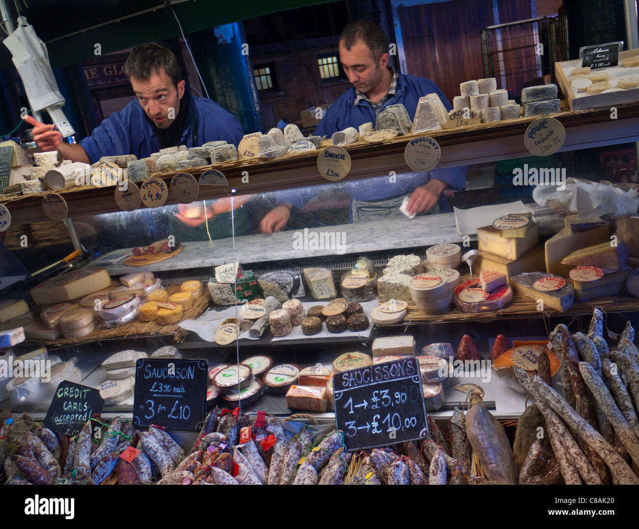 Francese autentica di formaggio e salumi produrre stallo nella Borough Market London REGNO UNITO Foto Stock