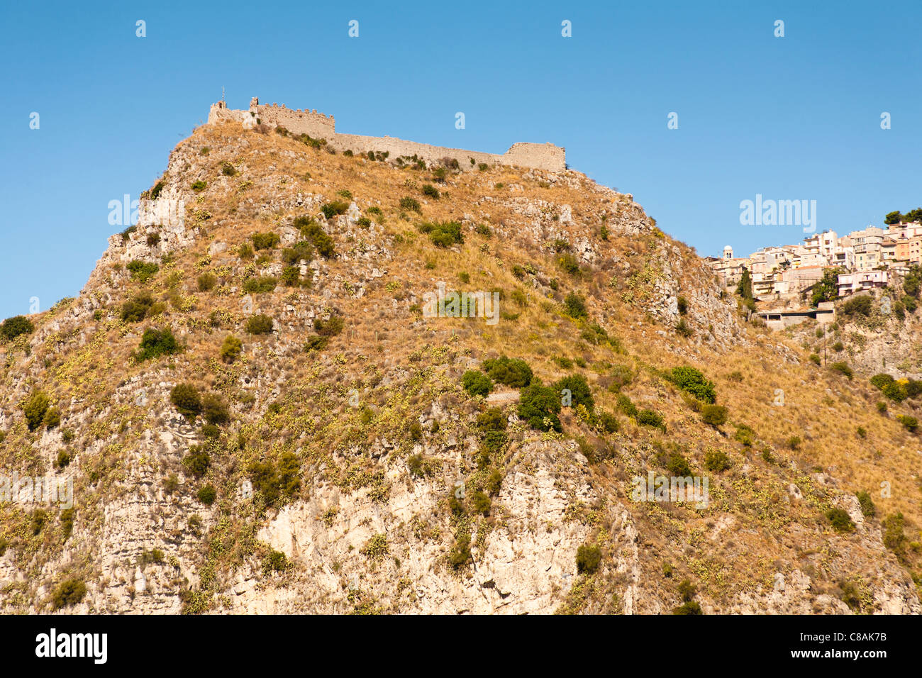Saraceni castello sopra la città di Taormina, Sicilia, Italia Foto Stock