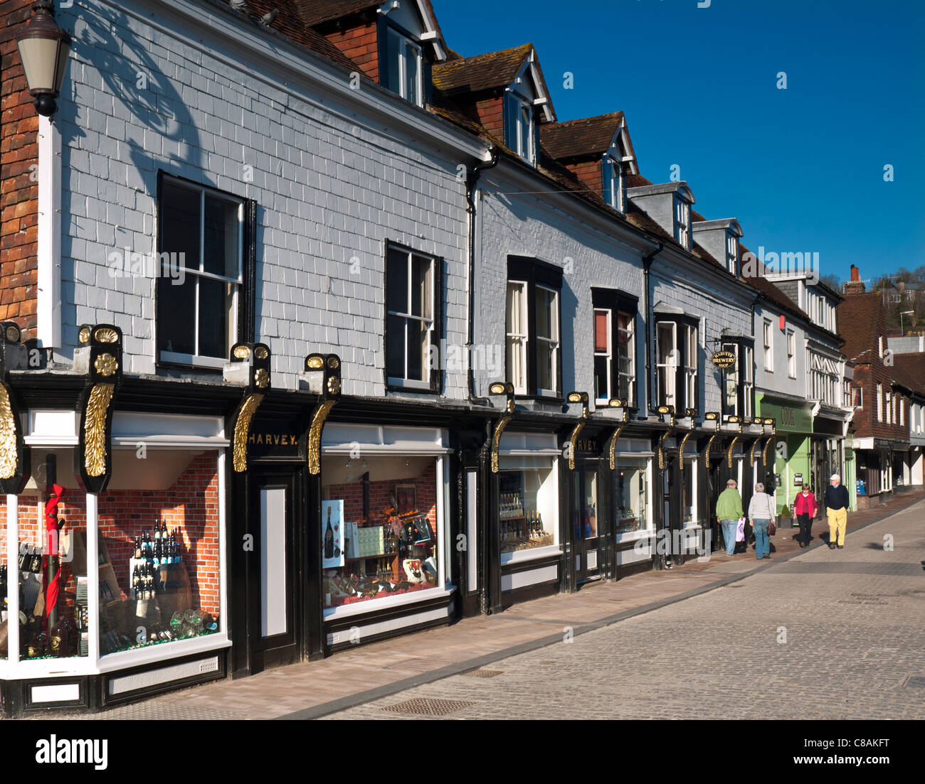 Harveys storica Birreria shop e abbassare High Street negozi e agli acquirenti di Lewes East Sussex Regno Unito Foto Stock