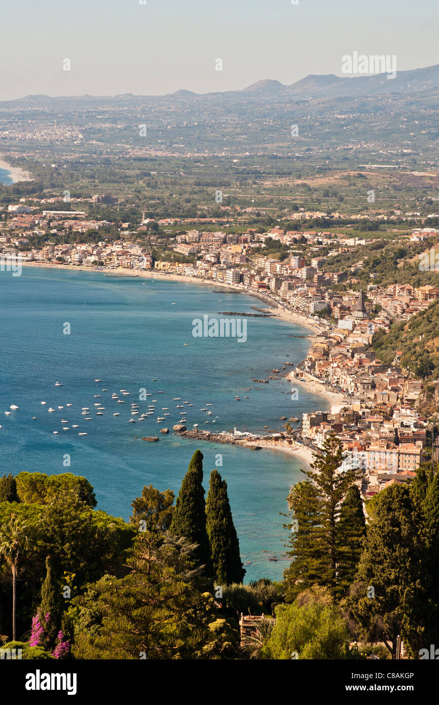 Vista dei Giardini Naxos e del Golfo di Naxos, da Taormina, Sicilia, Italia Foto Stock