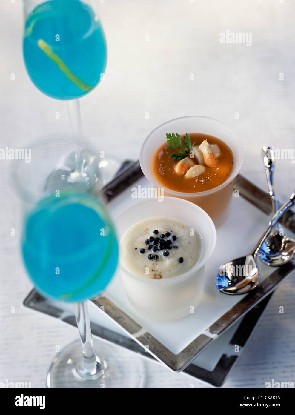 Crema di cavolfiore con caviale e aragosta bisque con capesante petoncle  Foto stock - Alamy