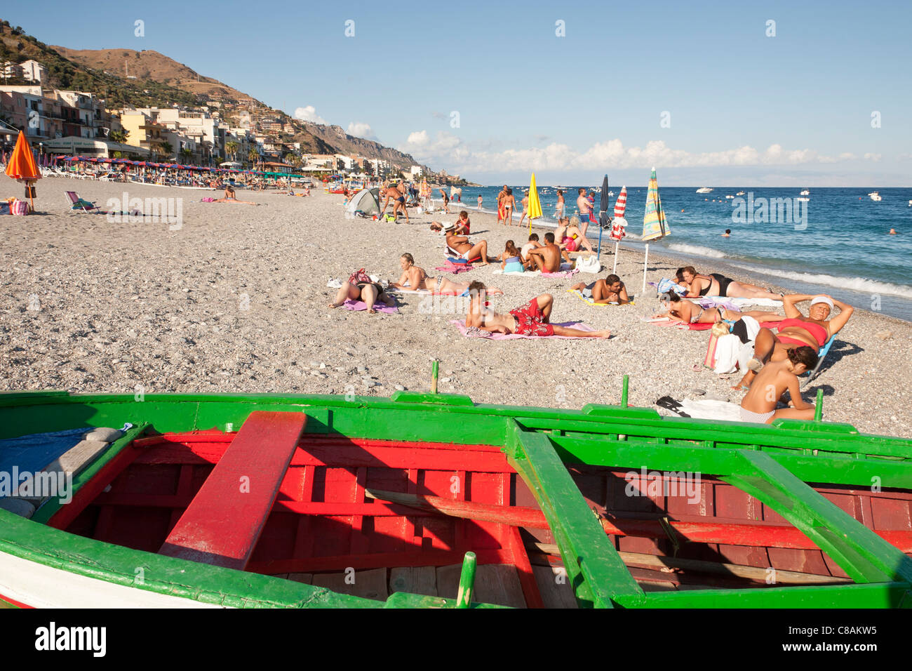 I turisti a prendere il sole, Spiaggia di Letojanni, Letojanni, Sicilia, Italia Foto Stock