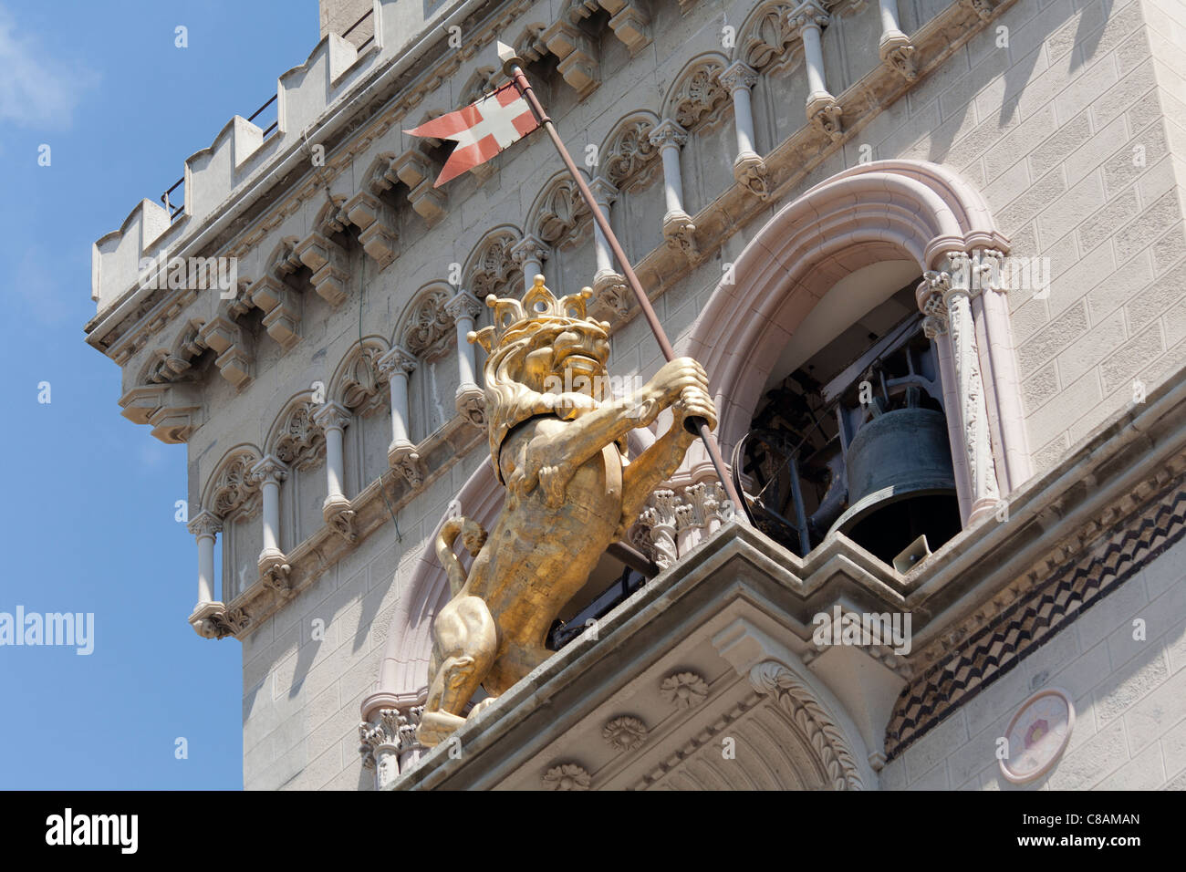 Golden Lion statua sulla torre campanaria, la Cattedrale di Messina, Piazza del Duomo, Messina, Sicilia, Italia Foto Stock