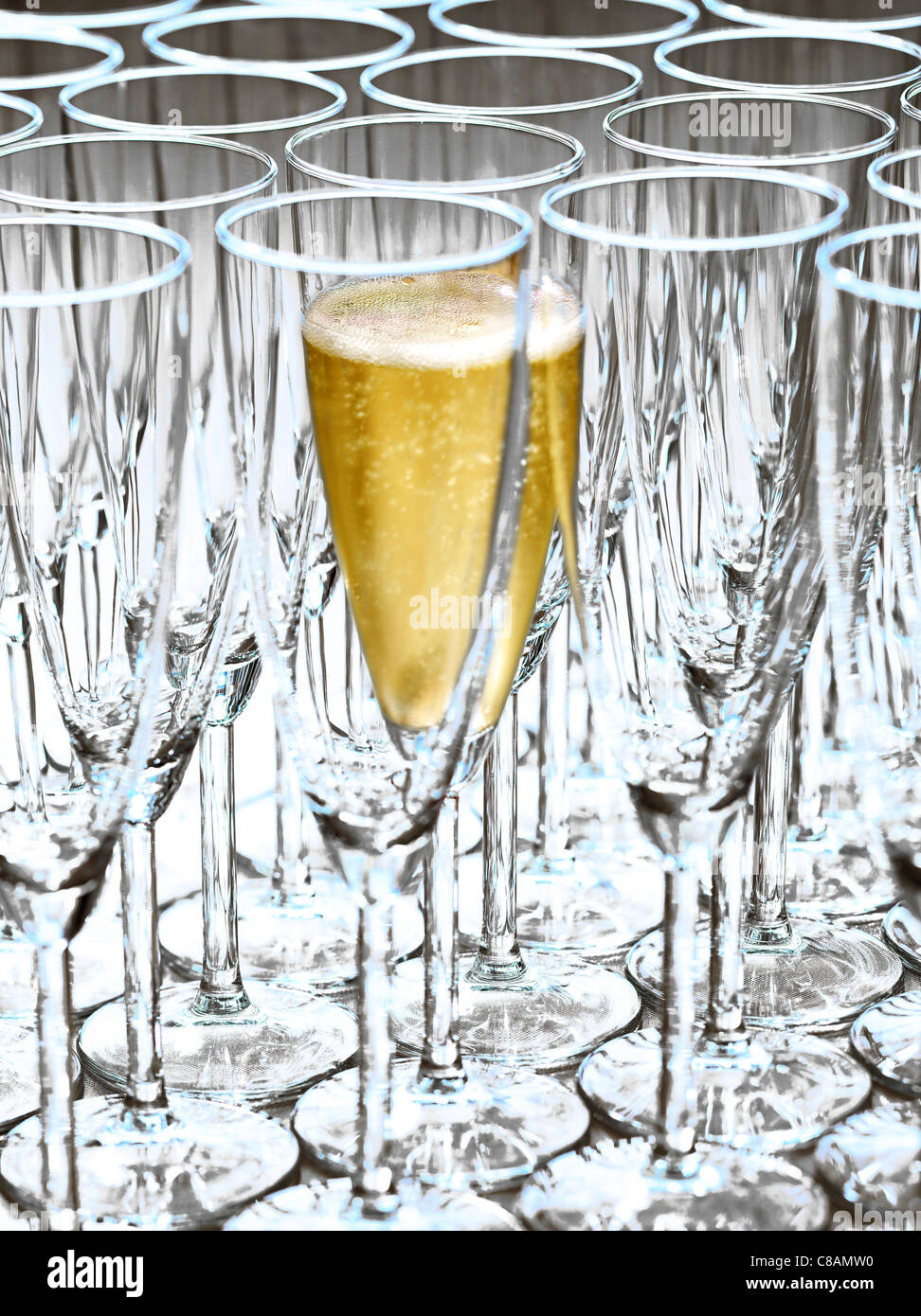 Una coppa di champagne vuota tra bicchieri di champagne Foto Stock