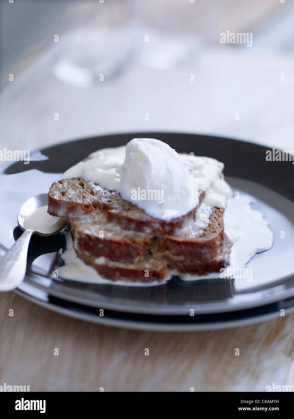 Pane di segale toast alla francese, latte schiumoso e sorbetto di yogurt Foto Stock