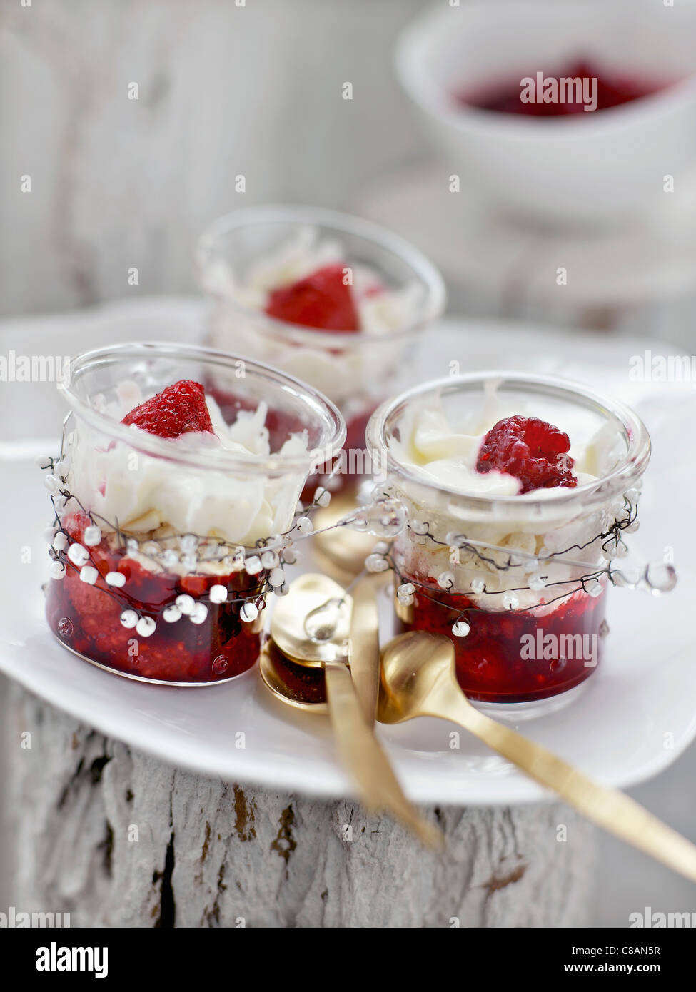 Composte di frutta estiva con il cioccolato bianco in scaglie Foto Stock