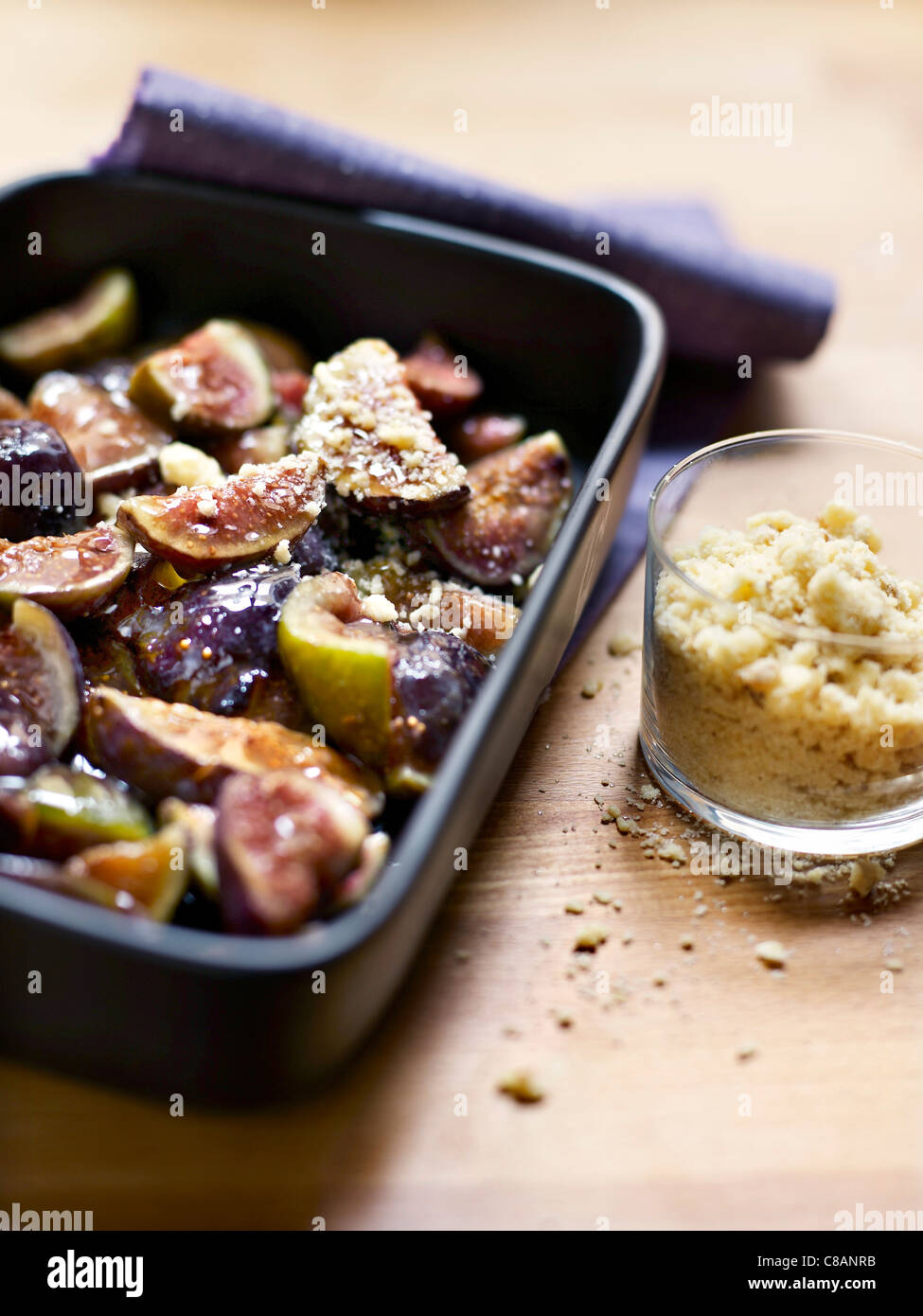 Fichi arrosto con Spéculos frantumato biscotti Foto Stock