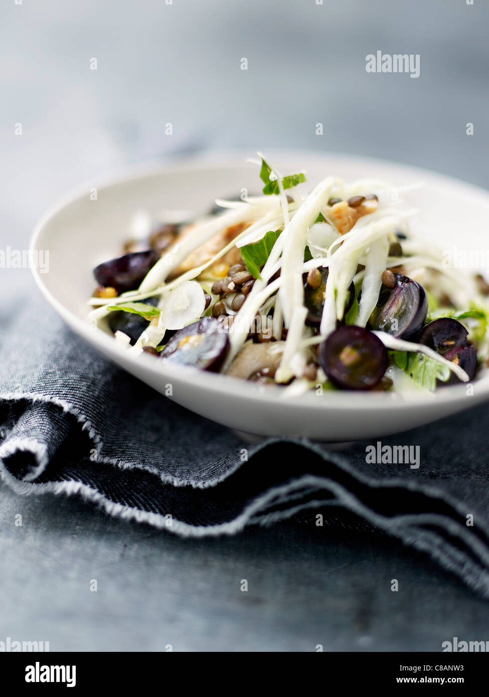 Pollo,cavolo bianco e nero insalata di uva Foto Stock