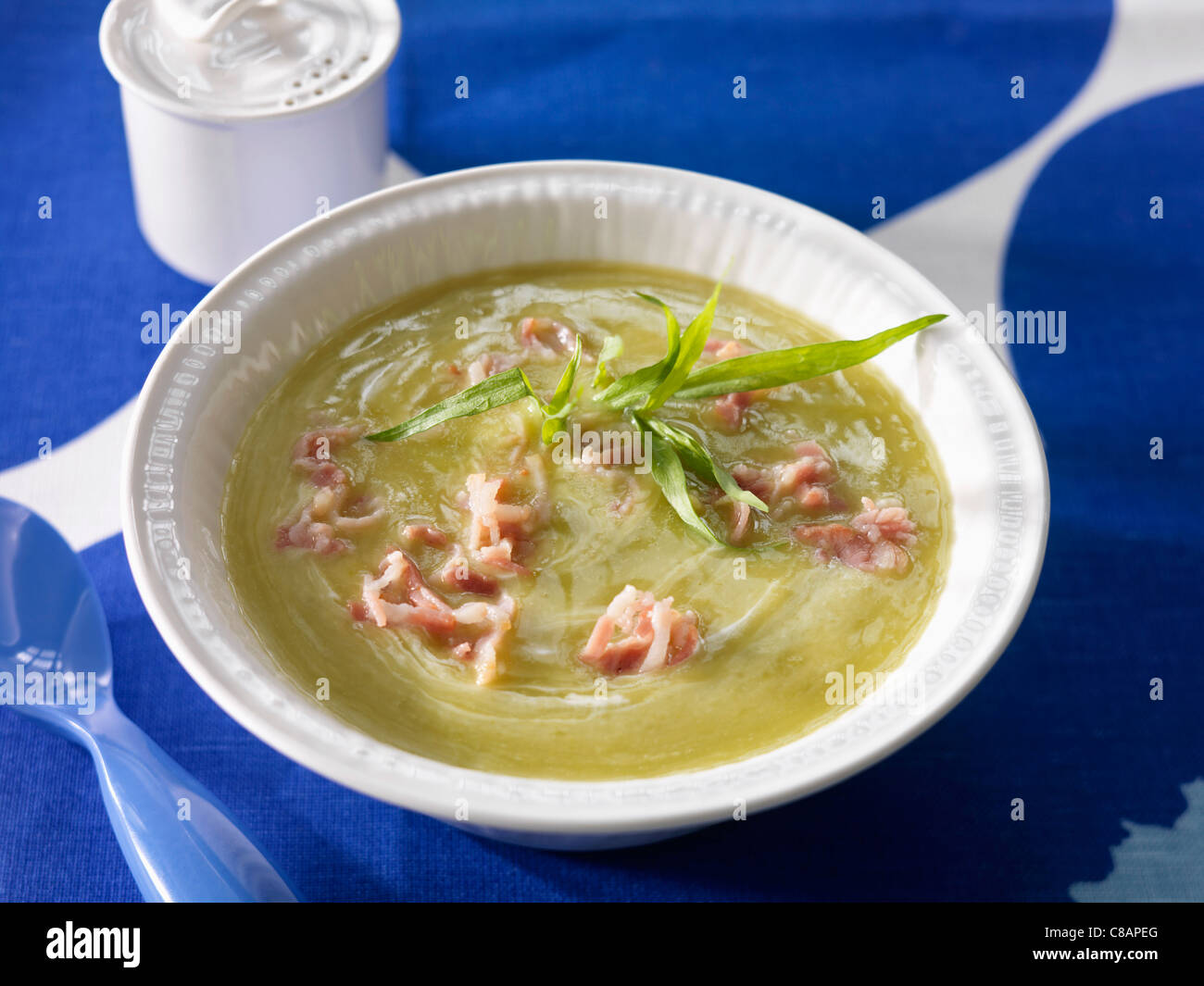 Crema piccante di dividere la zuppa di piselli con la pancetta a dadini Foto Stock