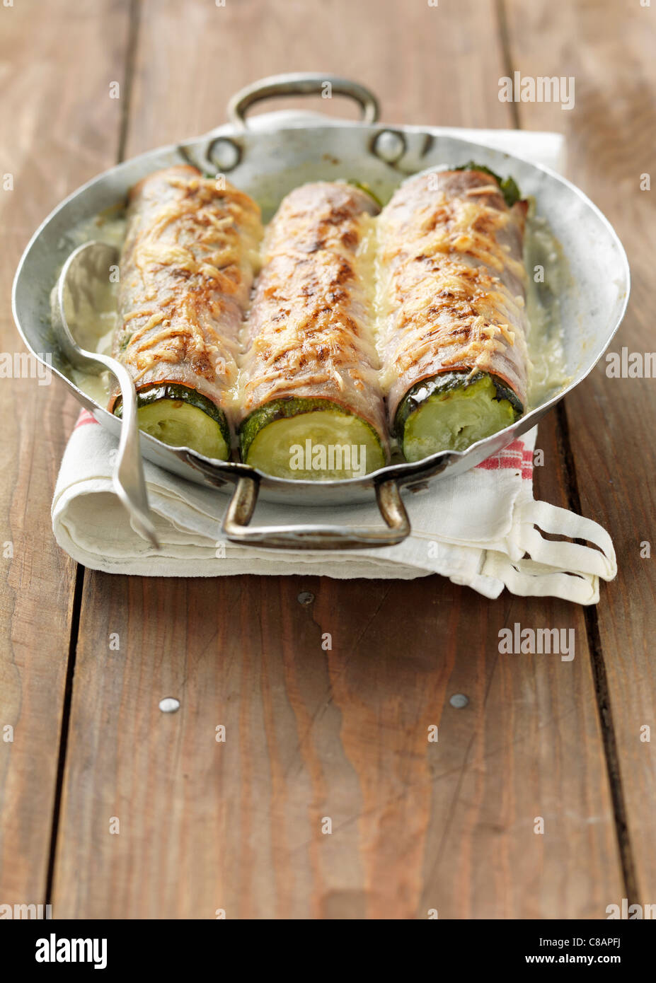 Zucchine e Prosciutto Formaggio-sormontato piatto Foto Stock