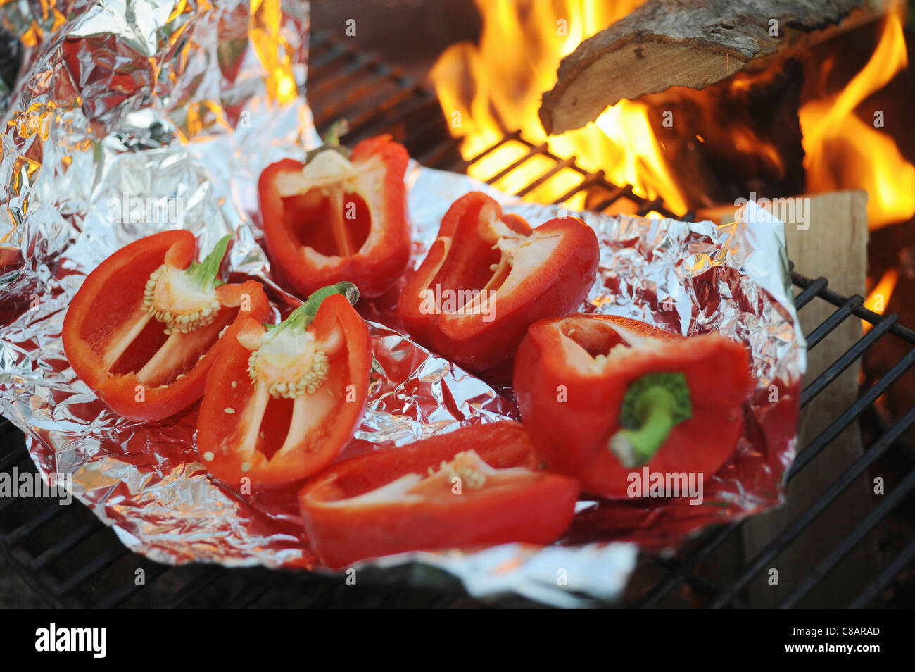 Peperoni rossi pronti per essere cotti sul barbecue Foto Stock