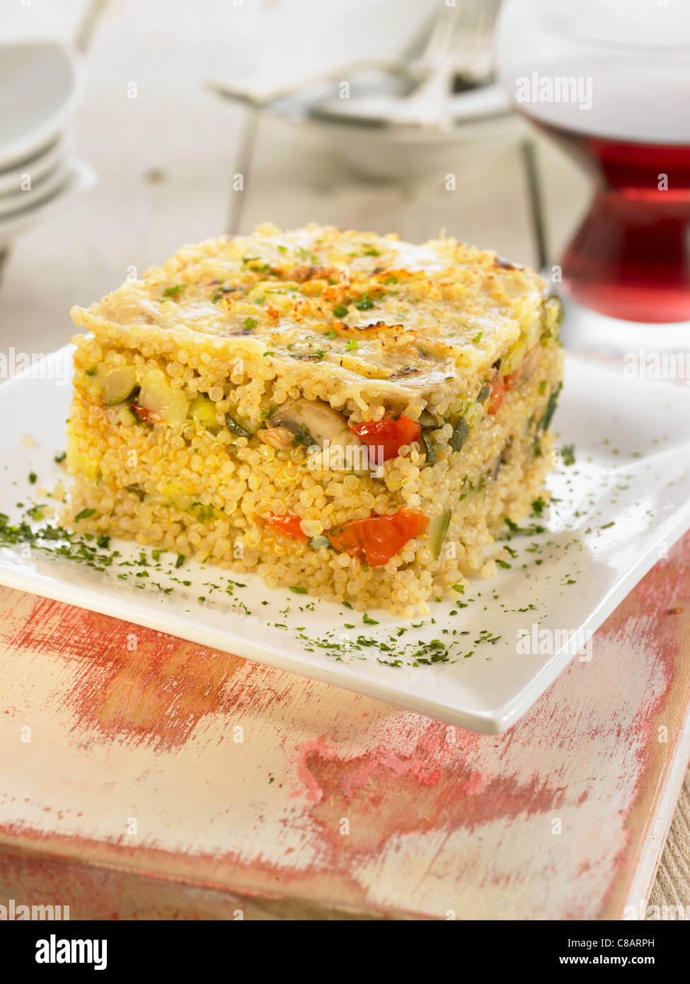 La quinoa,il pomodoro,le zucchine e i funghi lasagne Foto Stock