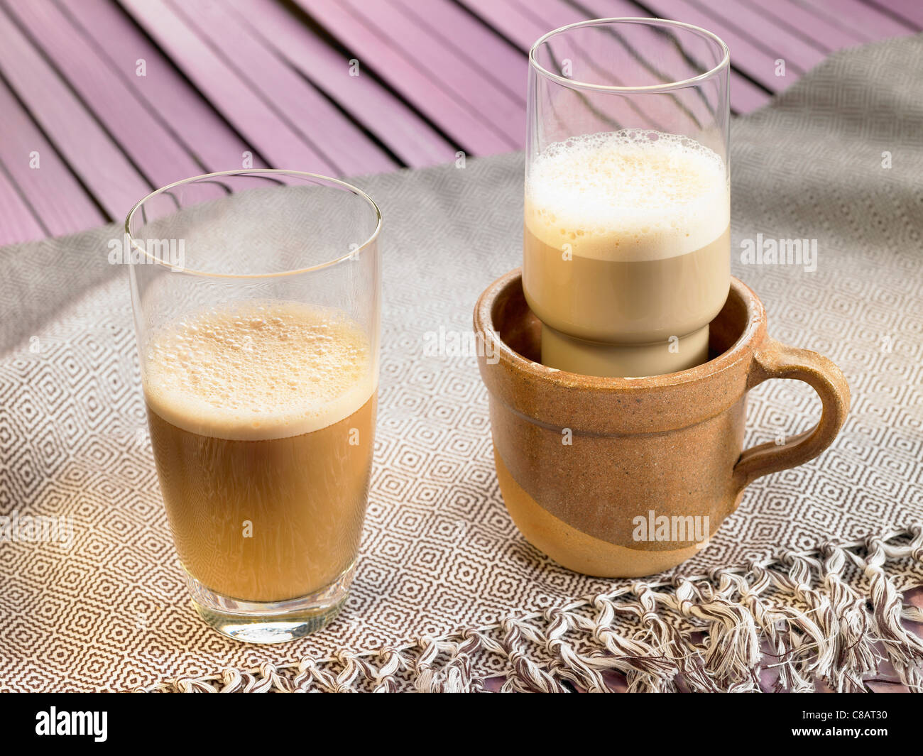 Tè nero con latte Foto Stock