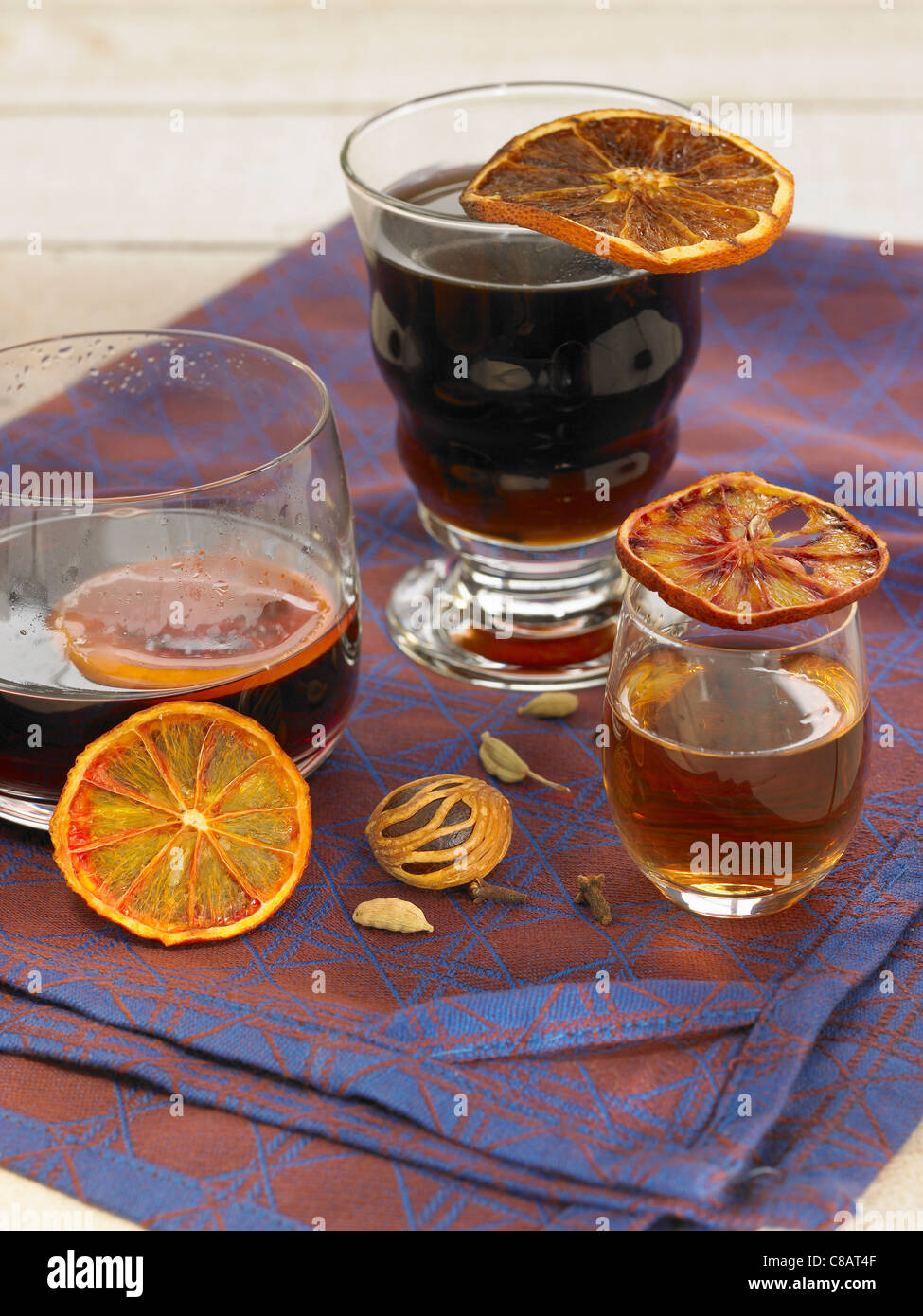 Punzone di caffè,piccante e vino aromatizzato all'arancia caldo speziato vino Foto Stock