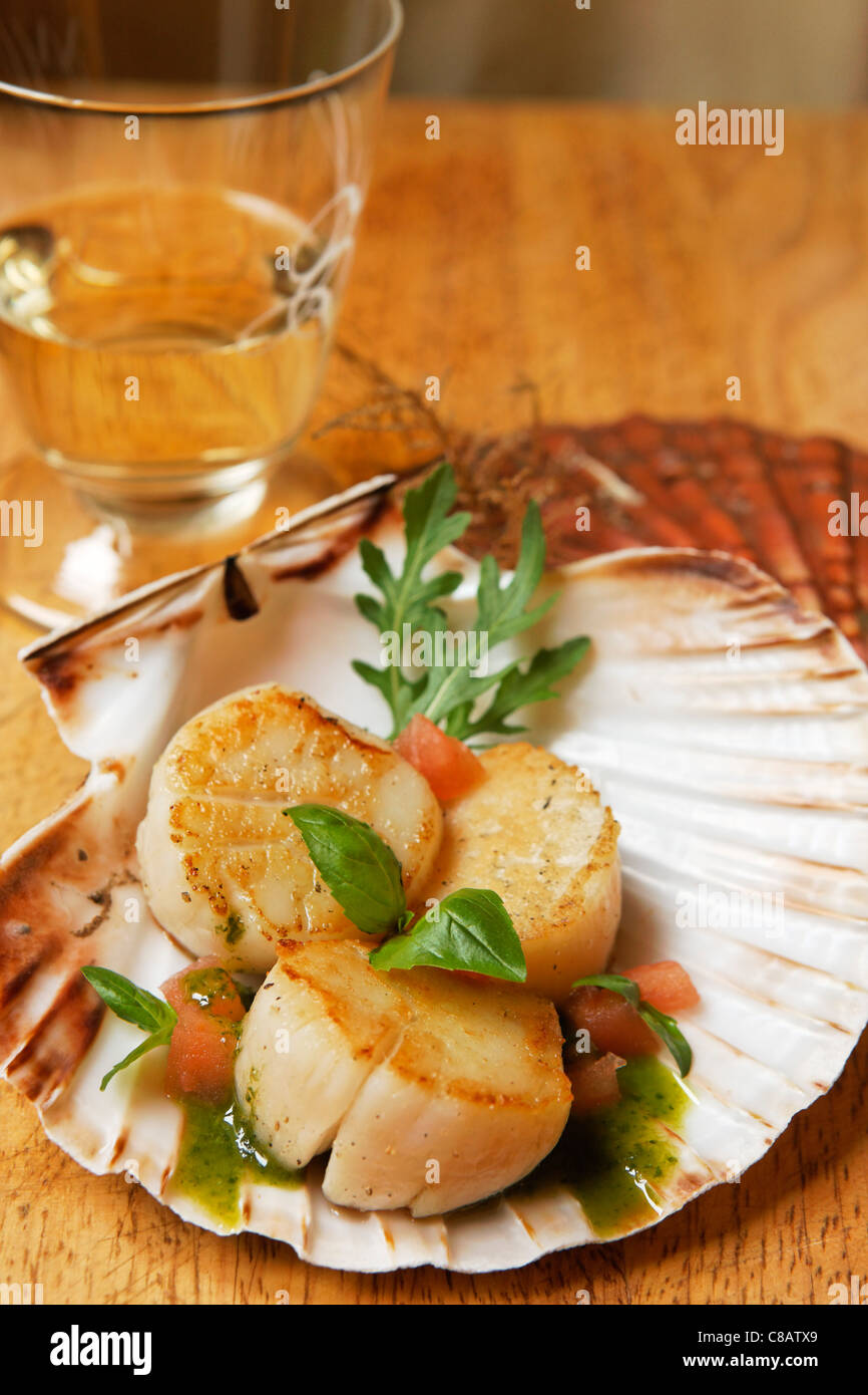 Le capesante arrosto con salsa di basilico Foto Stock