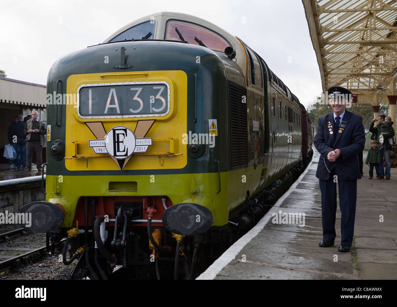 Locomotiva Diesel treno ferrovia treni ferrovie ferroviarie motore a vapore restaurato via trasporto passeggeri carrozze a Ramsbottom, REGNO UNITO Foto Stock