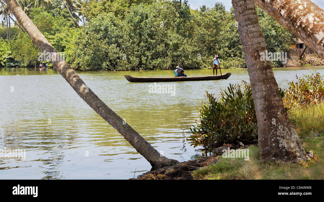 Panorama orizzontale paesaggio del Kerala Backwaters persone taxi attraverso canali, fiumi laghi di palme da cocco margine di copia Foto Stock