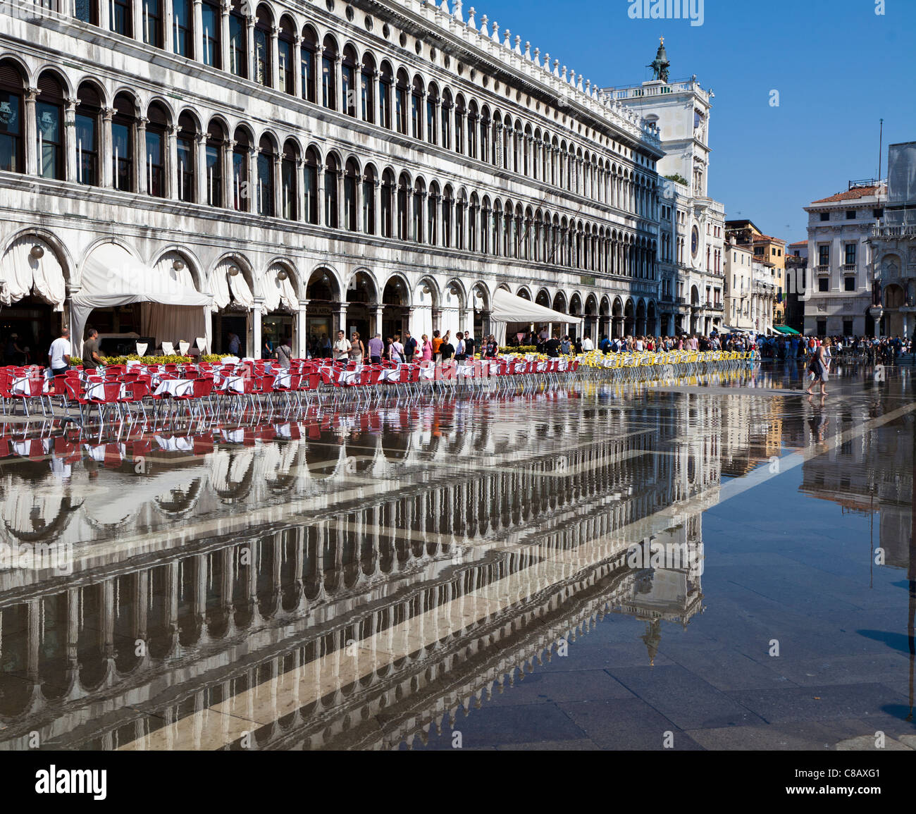 Riflessioni in acqua di inondazione in piazza san marco, a marea alta. Foto Stock