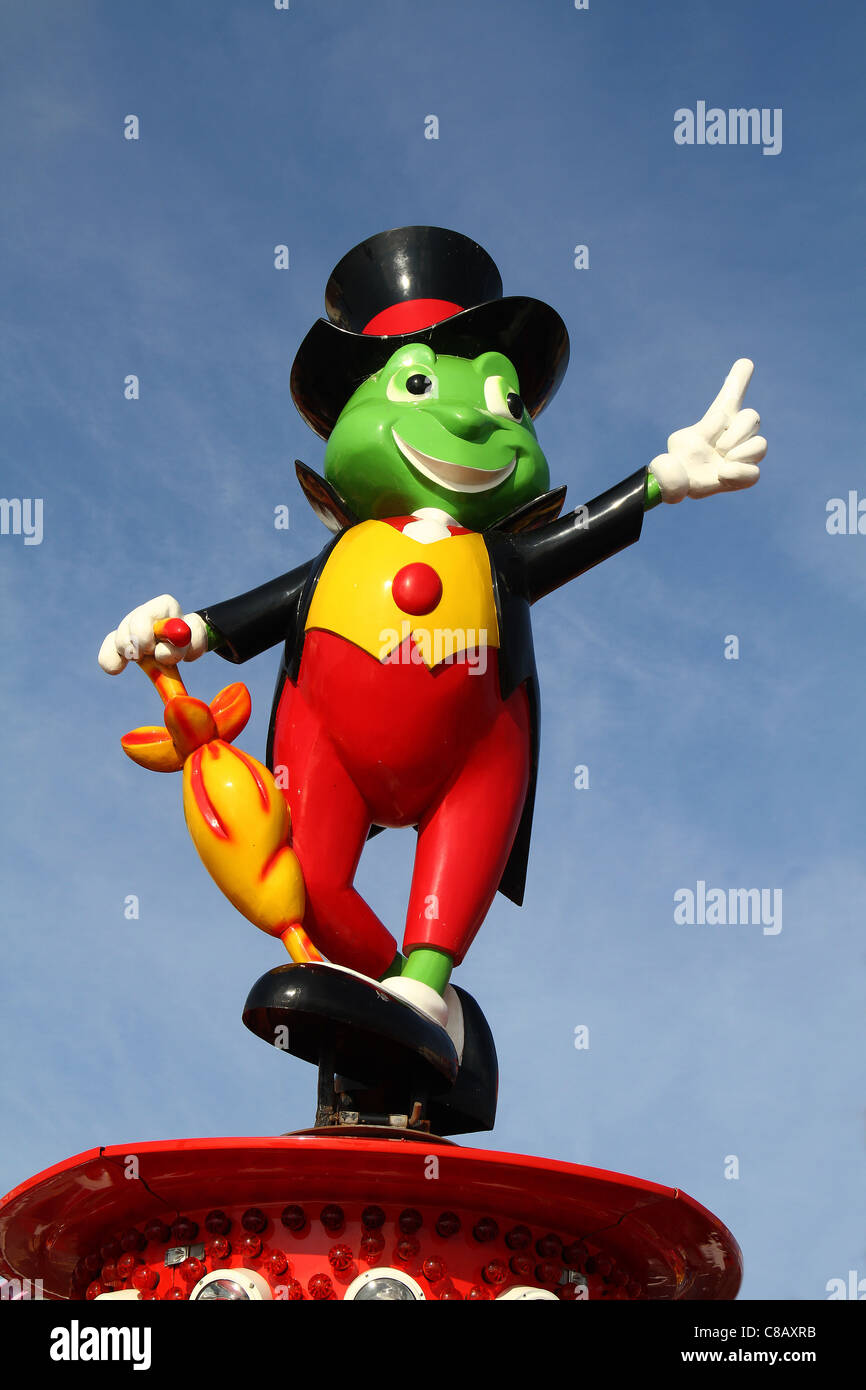 Jimminy Cricket figura come attrazione sopra fairground ride. Foto Stock