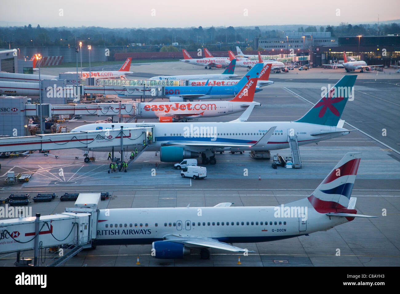 Inghilterra, Londra Gatwick Airport, parcheggiato aeroplani Foto Stock